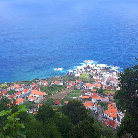 Blick auf einige Häuser und das blaue Meer. Aktivferien mit Eurotrek.
