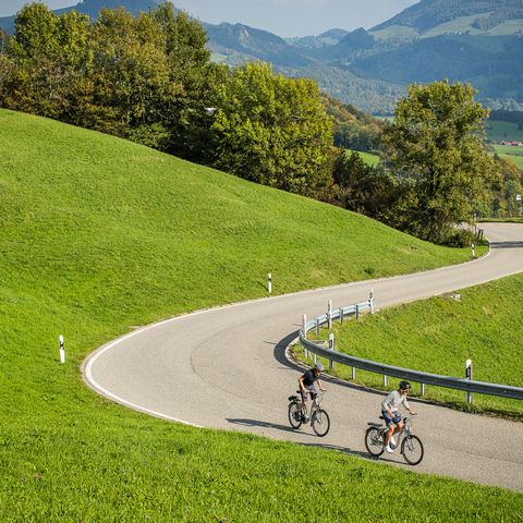 Zwei Biker kämpfen sich die Berg un Eiesenlandschaft hoch.