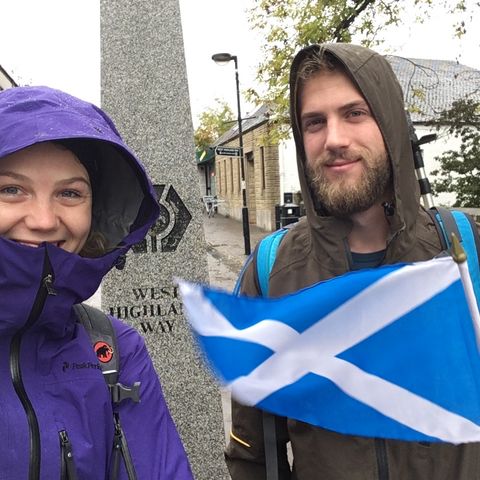 Selfie am Start des West-Highland-Ways mit einer Schottland-Flagge. Wanderferien mit Eurotrek.