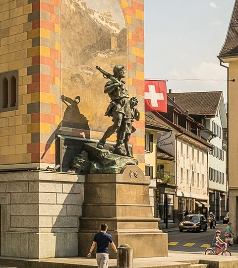 Das Telldenkmal in Altdorf steht mitten auf dem Marktplatz der Stadt im Kanton Uri.