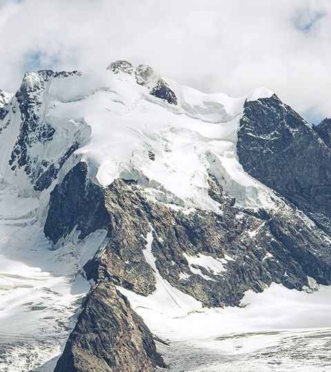 Ein Bergpanorama des Berninapasses in Graubünden. Schneebedeckte Bergspitzen. 