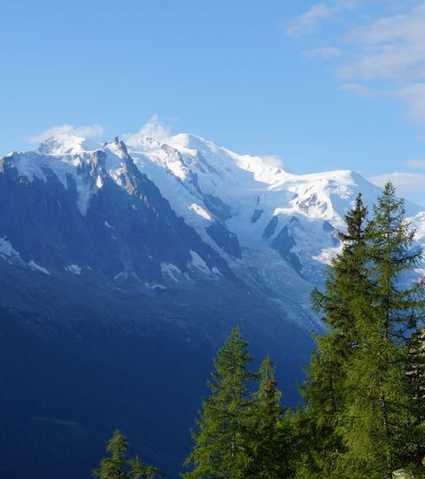 Wunderschöne Aussicht auf weisse Berge. Mont-Blanc-West. Wanderferien mit Eurotrek.