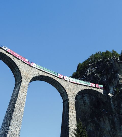 Les Chemins de fer rhétiques empruntent le viaduc de Landwasser dans la région de l'Albula, dans le canton des Grisons.