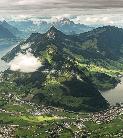 Ein See schlängelt sich durch die Berglandschaft der Zentralschweiz.