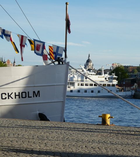 Hafen in Stockholm mit Booten im Hintergrund