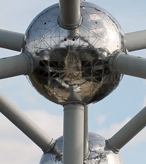 Das Atomium ist ein Bauwerk in Brüssel, Belgien.