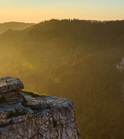 steinige Berglandschaft im Jura mit Sonnenuntergang.