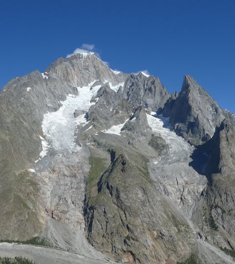 Das wunderschöne Bergpanorama des Mont-Blanc, unter strahlend blauem Himmel.