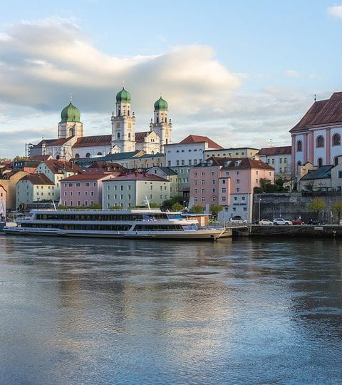 Donau fliesst vor der Stadt Passau durch. 