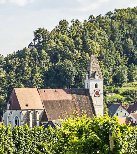Eine Kirche steht in einem kleinen Dorf in Wachau.