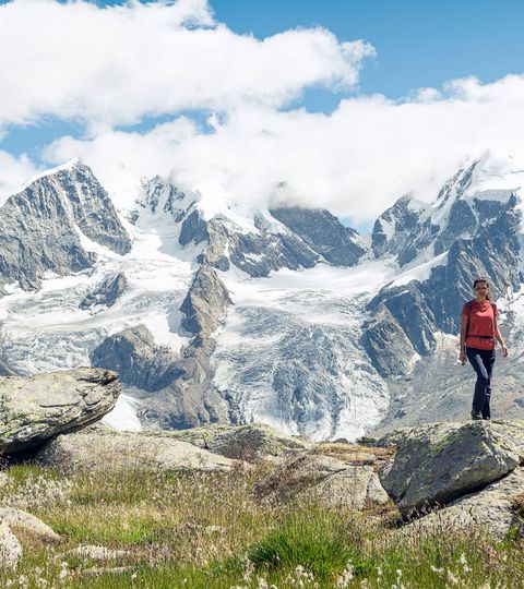 Ein Wanderer Pärchen steht vor einem Schneebedeckten Berg mit 2 Gletscherzungen.