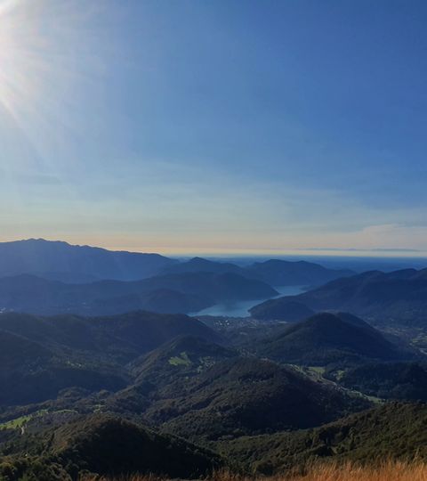 Aussicht auf Berge mit einem klaren Himmel und auf den Sentiero Lago di Lugano. Aktivferien mit Eurotrek
