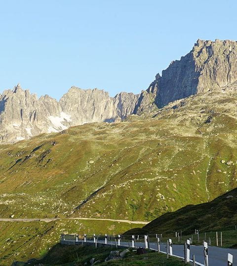 Bergpanorama des Furkapasses mit vorliegender Strasse im Wallis. 