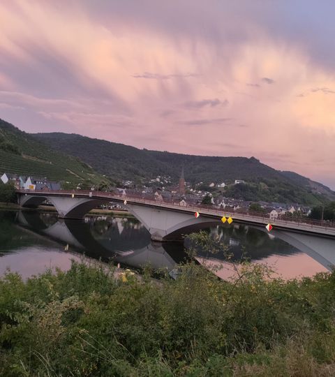 Wunderschöne Brücke bei Abendlicht.