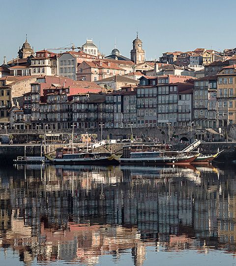 Die Altstadt von Porto am Fluss Douro. 