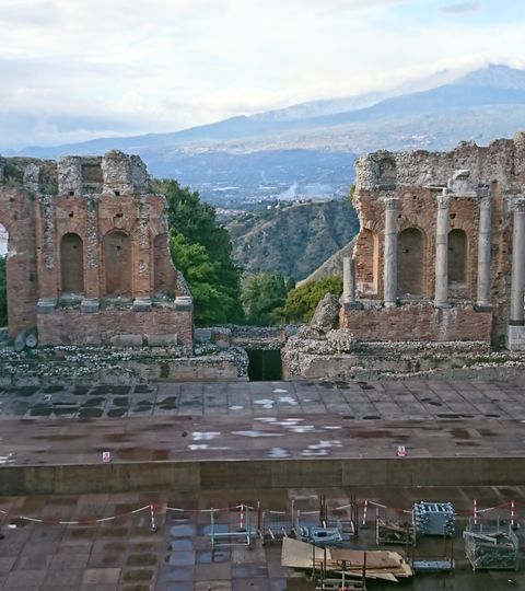 Eine Ruine in der Stadt Toarmina auf Sizilien.