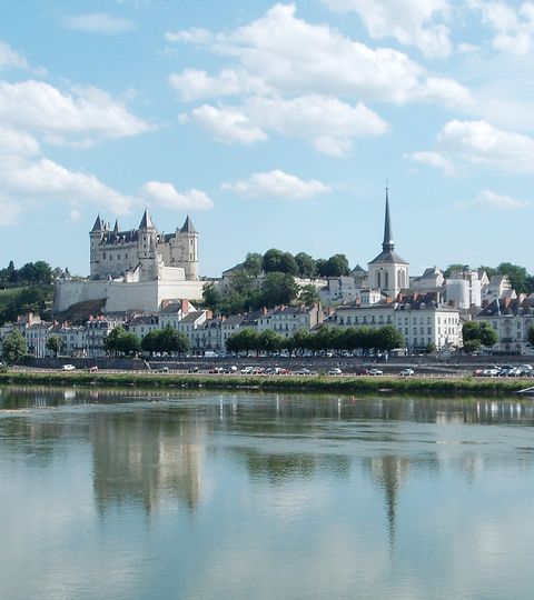 Stadt mit Schloss ganz in weiss am Fluss Loire