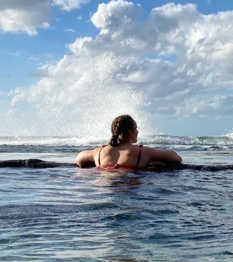 Riana badet in einem Naturpool am Meer auf der Insel El Hierro. 