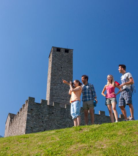 vier Wanderer geniesen den Ausblick vom Castelgrande in Bellinzona