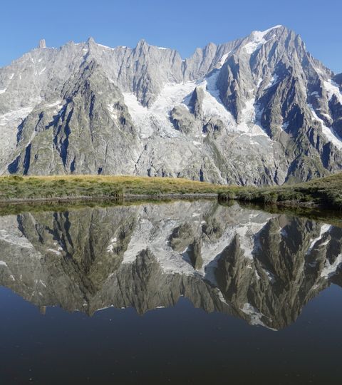 Berge, welche sich im Bergsee spiegeln. Aktivferien mit Eurotrek.