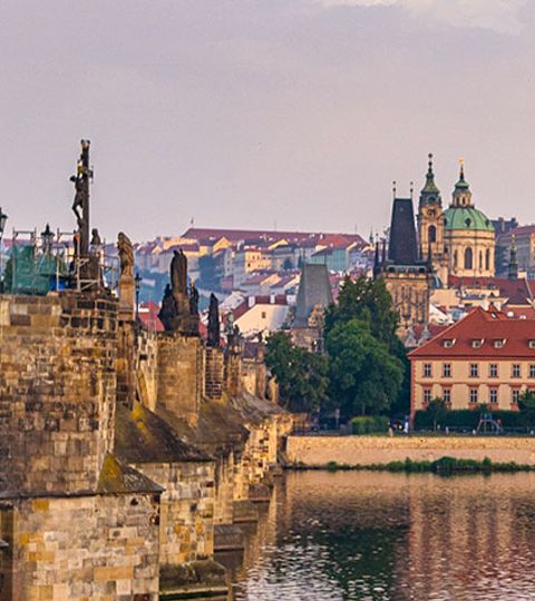 Wunderschöner Ausblick auf die Häuser und das Gewässer in der Stadt Prag 
