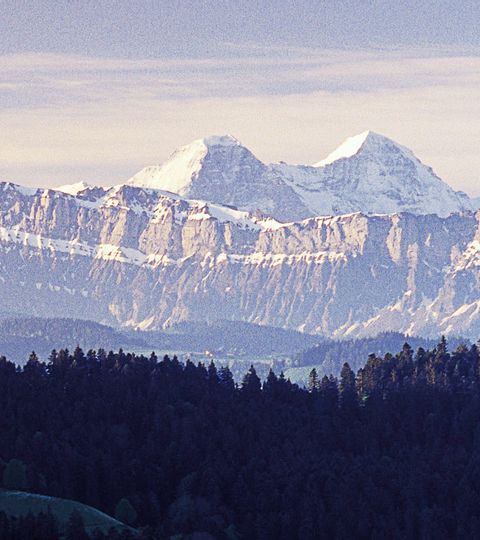 Die Emmentaler Alpen. Aussicht auf die Bergkette im Emmental. 