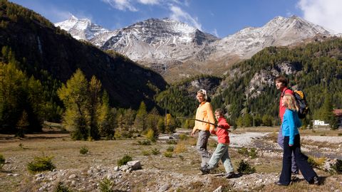 Familienwanderung auf dem Albula-Bernina-Weg. Wanderferien mit Eurotrek.