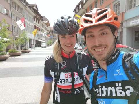 Ein Radrennfahrerpaar in einer Strasse in Willisau der UNESCO Biosphäre Entlebuch.