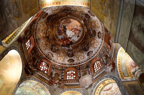 Die Basilika in Ravenna ist von rot-weissem Mosaik bedeckt und die Kuppel verziert. 