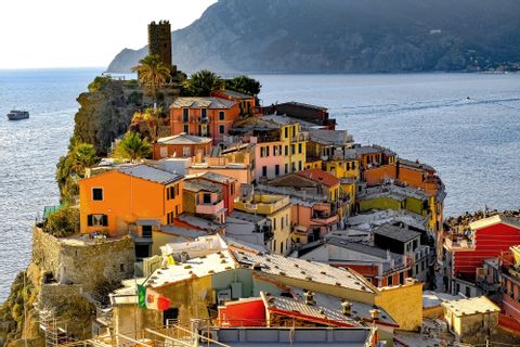 Die bunte Stadt Vernazza in Italien liegt auf einem Felsvorsprung am Mittelmeer.