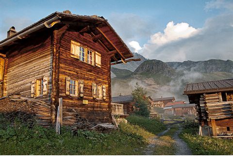 Alte Walserhäuser stehen in der kleinen, alten Alpsiedlung Medergen in der Nähe von Arosa im Kanton Graubünden.