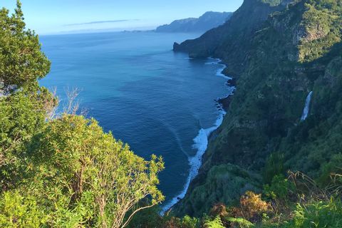 Umwerfender Blick auf die Steilklippen Madeiras