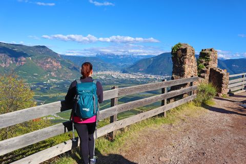 Wanderin blickt auf Bozen und die Dolomiten