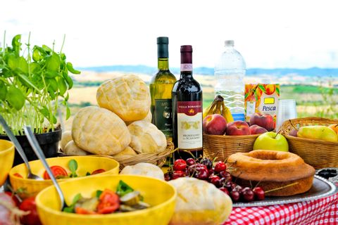 Gedeckter Picknicktisch mit Wein in der schönen Toskana