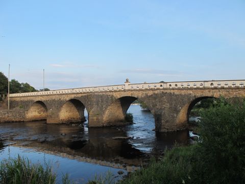 Brücke, die über einen Fluss führt.