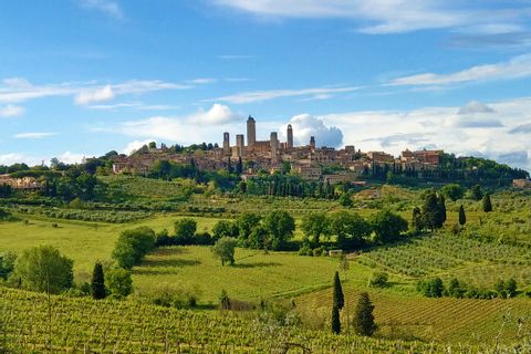 Wandern in der Toskana mit Blick auf San Gimignano