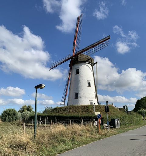 Blick auf eine Windmühle in der Nähe von Brügge.