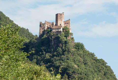 Die Burg Hocheppan thront über dem Dorf