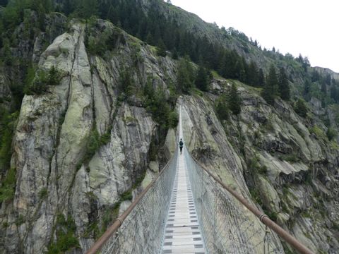 Dana überquert eine Hängebrücke bei der Wanderung auf dem Aletsch-Panoramaweg.