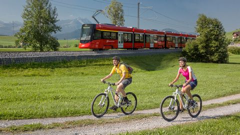 Des cyclistes et un train en arrière-plan. Vélo panoramique. Vacances à vélo avec Eurotrek.