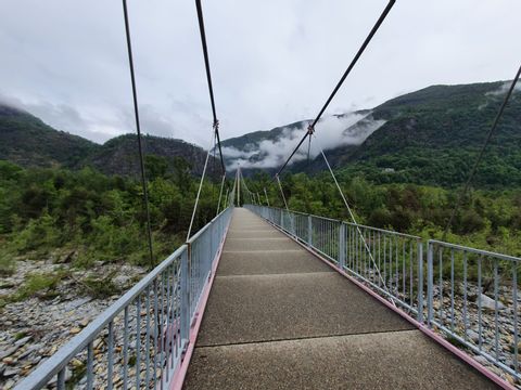 Sicht auf eine Brücke über der Maggia