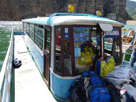 Eine kleine Fähre beladen mit viel Gepäck in Albanien.