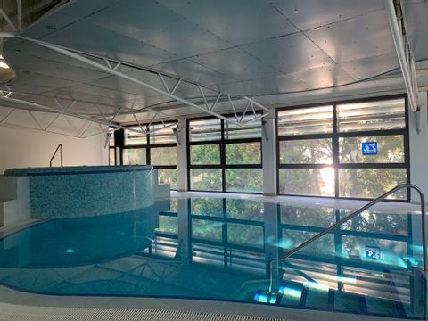 Ein Indoor Pool im Hotel in Porec. 