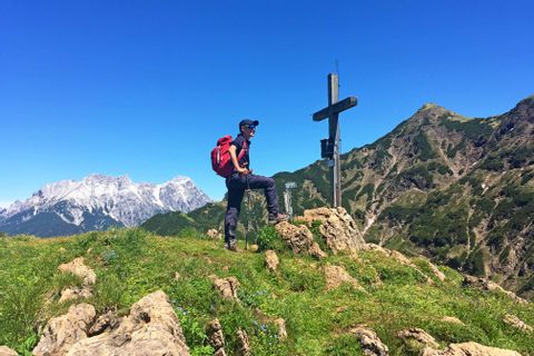 Wanderer auf einem Gipfel der Kitzbueheler Alpen