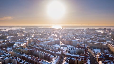 Blick über Helsinki im Schnee mit dem Finnischen Meerbusen im Hintergrund