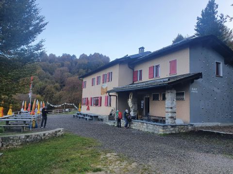 Ein Berggasthaus in Lugano mit einer Gartenwirtschaft.