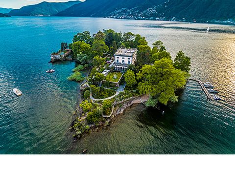 Isole di Brissago mit einem kleinen Haus darauf inmitten des Lago Maggiore im Kanton Tessin.