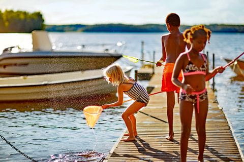 3 Kinder beim Badespaß am See in Stockholm