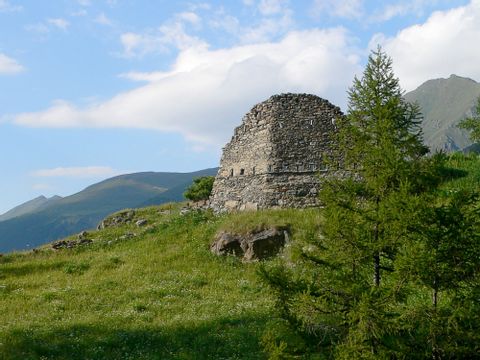 Ruinen in Berglandschaft bei Franciega