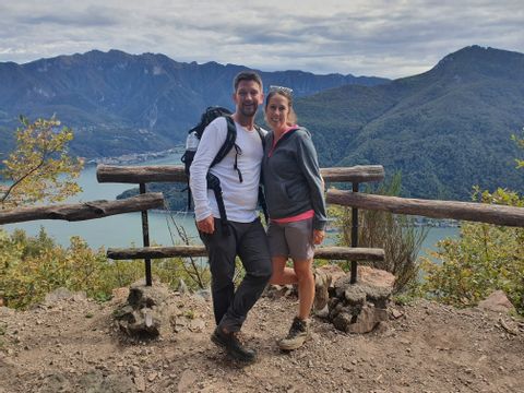 Eurotrek Mitarbeiterin Romaine mit Ihrem Partner vor dem Lago di Lugano.
